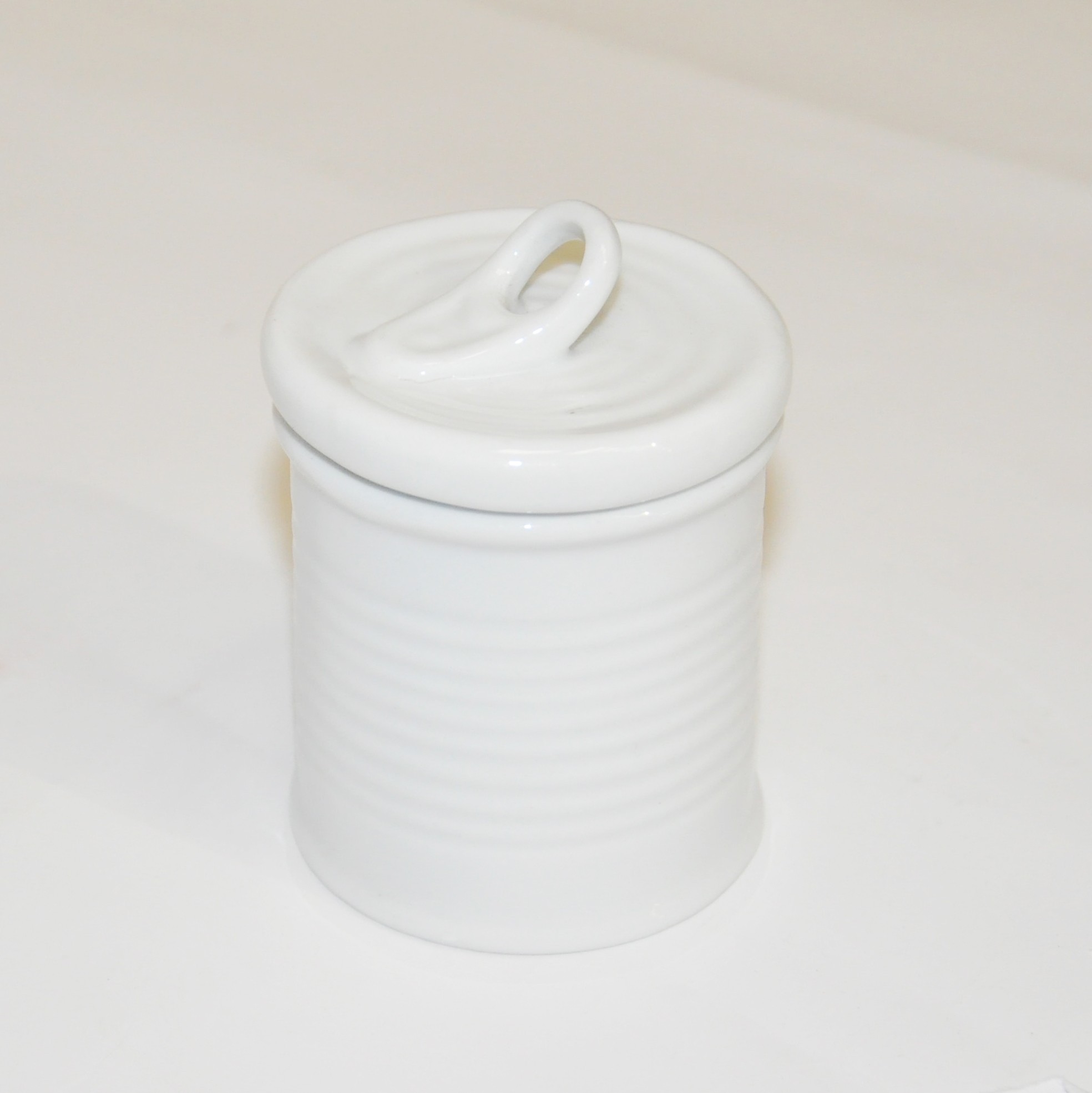 PORTE EPICE PORCELAINE BLANCHE .D 6.5CM H 9.00CM PORTE EPICE PORCELAINE BLANCHE .D 6.5CM H 9.00CM