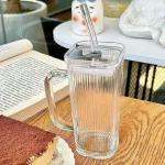 MUG EN VERRE RAYER +PAILLE