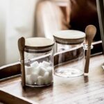 BOCAL EN VERRE AVEC CUILLERE ET COUVERCLE EN BOIS