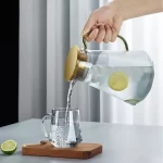 CARAFE EN VERRE TRANSPARENT 1.5L COUVERCLE DOREE