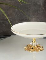 COUPE A FRUIT EN PORCELAINE BLANCHE  PIED METAL DORE